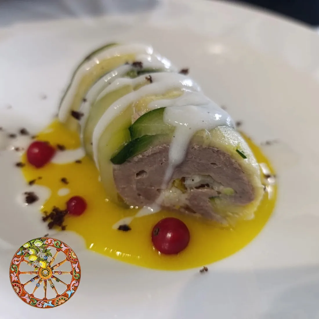 Girella di tonno in manto di zucchine su crema di datterino giallo